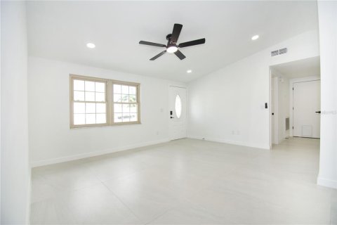 House in Tampa, Florida 3 bedrooms, 119.29 sq.m. № 2129915 - photo 21
