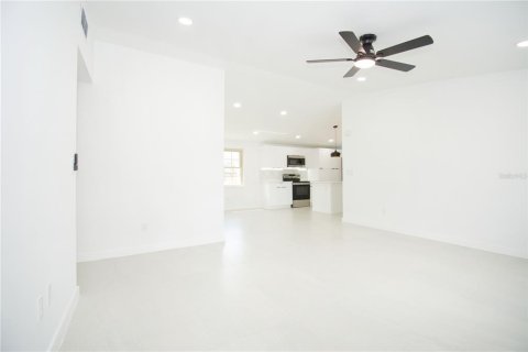 House in Tampa, Florida 3 bedrooms, 119.29 sq.m. № 2129915 - photo 24