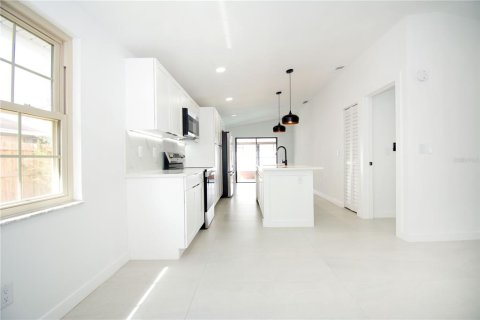 House in Tampa, Florida 3 bedrooms, 119.29 sq.m. № 2129915 - photo 23