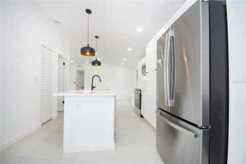 House in Tampa, Florida 3 bedrooms, 119.29 sq.m. № 2129915 - photo 7