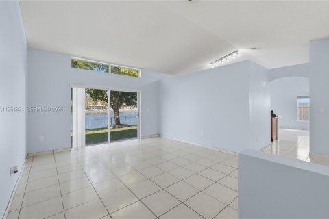 House in Miramar, Florida 4 bedrooms, 166.67 sq.m. № 2026390 - photo 10