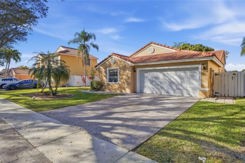 House in Miramar, Florida 4 bedrooms, 166.67 sq.m. № 2026390 - photo 1