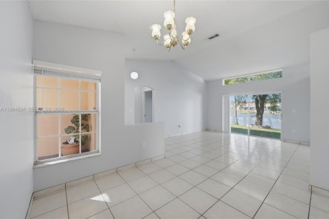 House in Miramar, Florida 4 bedrooms, 166.67 sq.m. № 2026390 - photo 17