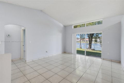 House in Miramar, Florida 4 bedrooms, 166.67 sq.m. № 2026390 - photo 13