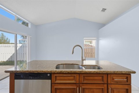 House in Miramar, Florida 4 bedrooms, 166.67 sq.m. № 2026390 - photo 24