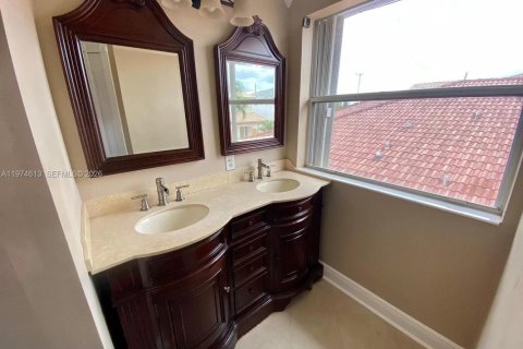 Casa en alquiler en Miami, Florida, 4 dormitorios, 180.23 m2 № 2036033 - foto 11