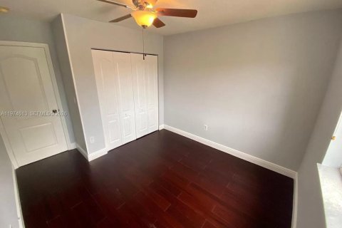 Casa en alquiler en Miami, Florida, 4 dormitorios, 180.23 m2 № 2036033 - foto 10