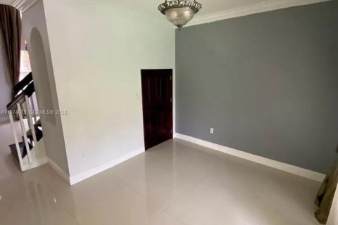 Casa en alquiler en Miami, Florida, 4 dormitorios, 180.23 m2 № 2036033 - foto 5