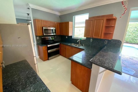 Casa en alquiler en Miami, Florida, 4 dormitorios, 180.23 m2 № 2036033 - foto 6