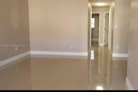 Appartement à louer à Hollywood, Floride: 2 chambres, 1038.55 m2 № 1999604 - photo 4