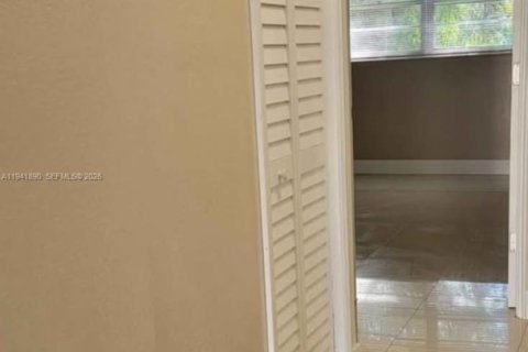 Appartement à louer à Hollywood, Floride: 2 chambres, 1038.55 m2 № 1999604 - photo 3