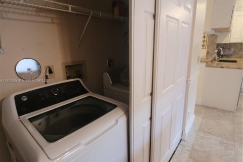 Снять в аренду виллу или дом в Пемброк-Пайнс, Флорида 3 спальни, 135.27м2, № 1952349 - фото 25