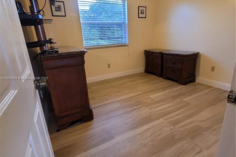 Снять в аренду виллу или дом в Пемброк-Пайнс, Флорида 3 спальни, 135.27м2, № 1952349 - фото 13