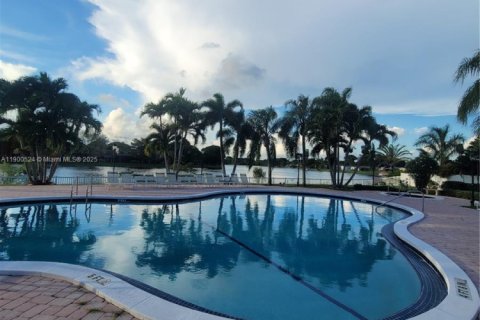 Снять в аренду виллу или дом в Пемброк-Пайнс, Флорида 3 спальни, 135.27м2, № 1952349 - фото 2