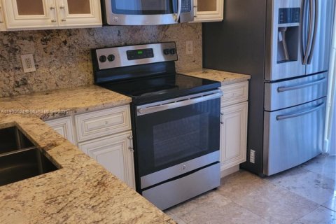 Снять в аренду виллу или дом в Пемброк-Пайнс, Флорида 3 спальни, 135.27м2, № 1952349 - фото 3