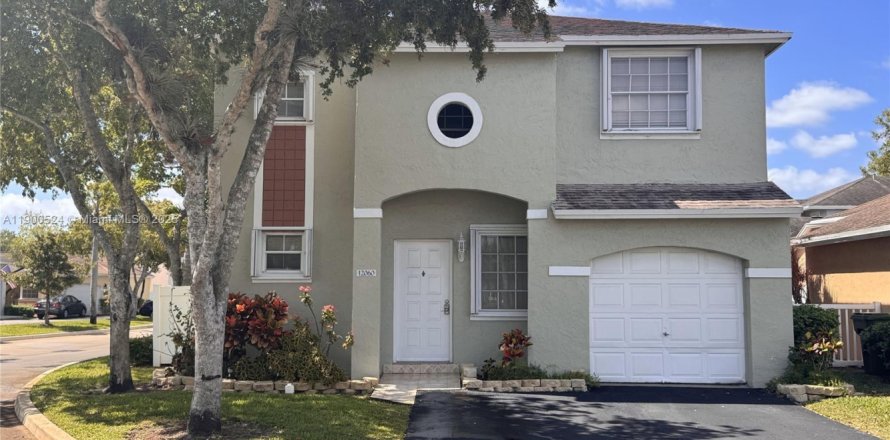 Дом в Пемброк-Пайнс, Флорида 3 спальни, 135.27м2 № 1952349