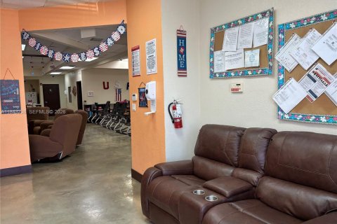 Commercial property in Miami, Florida № 2067590 - photo 17