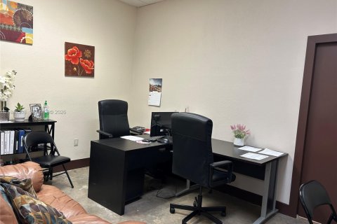 Commercial property in Miami, Florida № 2067590 - photo 2