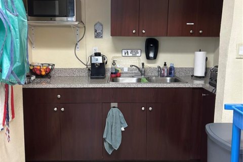Commercial property in Miami, Florida № 2067590 - photo 4