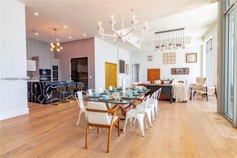Copropriété à vendre à Miami, Floride: 5 chambres, 337.51 m2 № 1976659 - photo 3