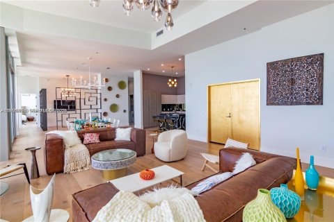 Copropriété à vendre à Miami, Floride: 5 chambres, 337.51 m2 № 1976659 - photo 4