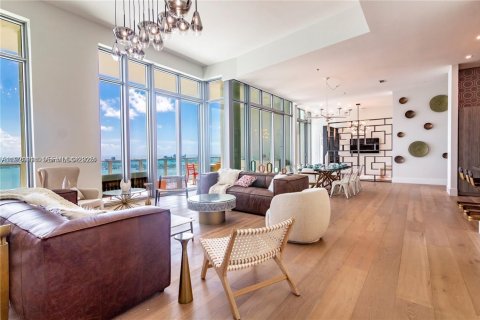Copropriété à vendre à Miami, Floride: 5 chambres, 337.51 m2 № 1976659 - photo 1