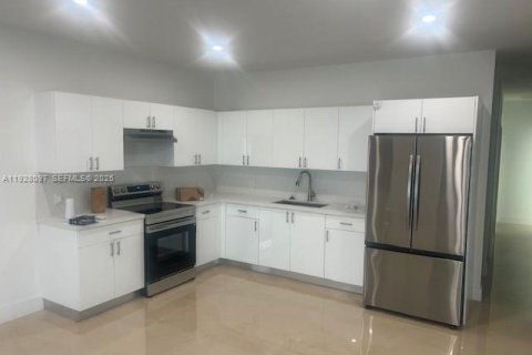 Propiedad comercial en venta en Miami, Florida № 1986897 - foto 12