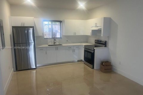 Propiedad comercial en venta en Miami, Florida № 1986897 - foto 14