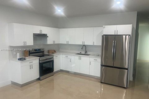 Propiedad comercial en venta en Miami, Florida № 1986897 - foto 11