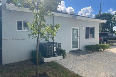 Propiedad comercial en venta en Miami, Florida № 1986897 - foto 8
