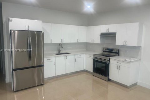 Propiedad comercial en venta en Miami, Florida № 1986897 - foto 16