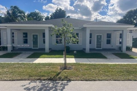 Propiedad comercial en venta en Miami, Florida № 1986897 - foto 2