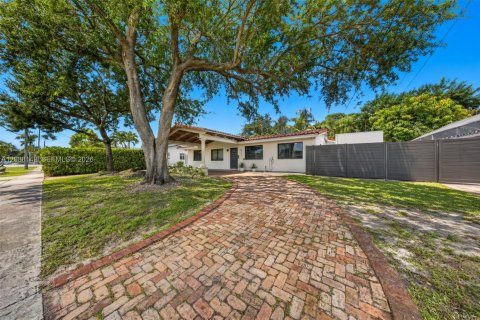 House in Miami, Florida 5 bedrooms, 177.35 sq.m. № 2401377 - photo 5