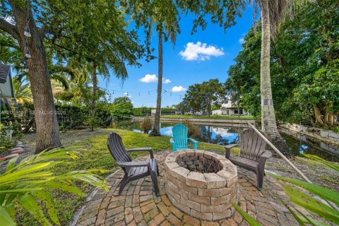 House in Miami, Florida 5 bedrooms, 177.35 sq.m. № 2401377 - photo 2