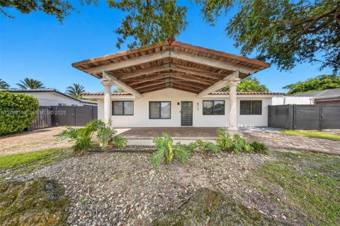 House in Miami, Florida 5 bedrooms, 177.35 sq.m. № 2401377 - photo 4