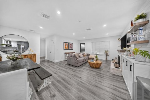 House in Miami, Florida 5 bedrooms, 177.35 sq.m. № 2401377 - photo 10
