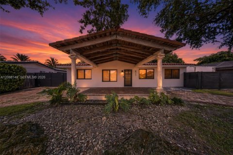 House in Miami, Florida 5 bedrooms, 177.35 sq.m. № 2401377