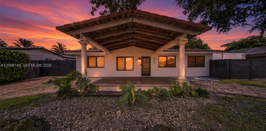 House in Miami, Florida 5 bedrooms, 177.35 sq.m. № 2401377