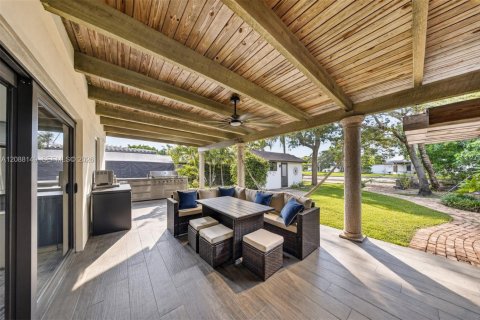 House in Miami, Florida 5 bedrooms, 177.35 sq.m. № 2401377 - photo 29