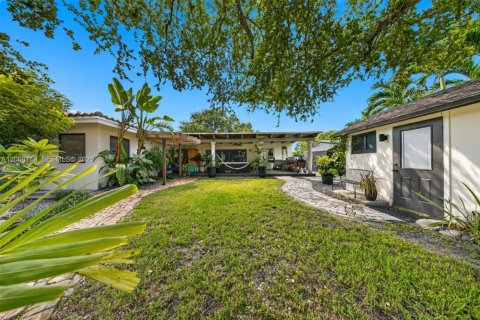 House in Miami, Florida 5 bedrooms, 177.35 sq.m. № 2401377 - photo 26