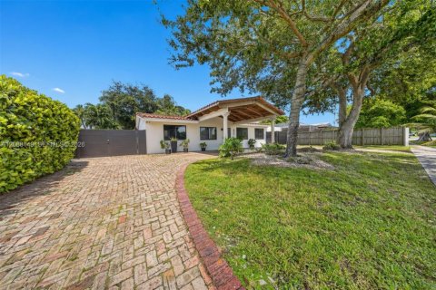 House in Miami, Florida 5 bedrooms, 177.35 sq.m. № 2401377 - photo 6