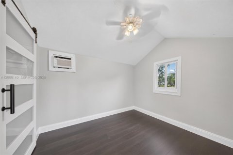House in Miami, Florida 5 bedrooms, 177.35 sq.m. № 2401377 - photo 28