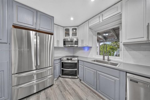 House in Miami, Florida 5 bedrooms, 177.35 sq.m. № 2401377 - photo 15