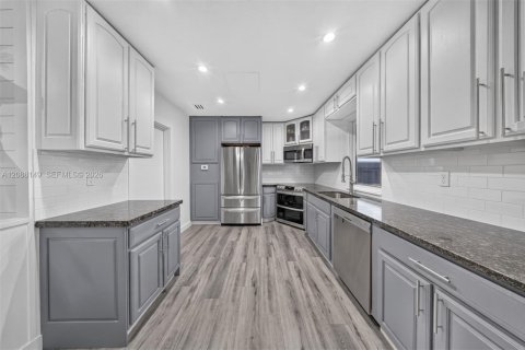 House in Miami, Florida 5 bedrooms, 177.35 sq.m. № 2401377 - photo 13