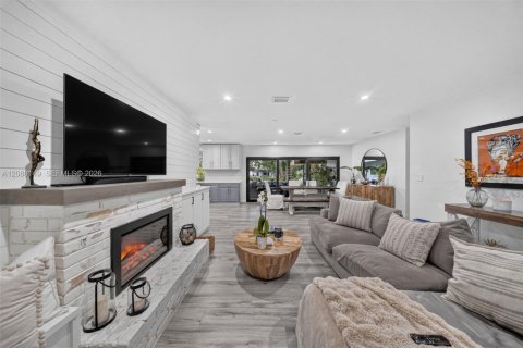 House in Miami, Florida 5 bedrooms, 177.35 sq.m. № 2401377 - photo 7