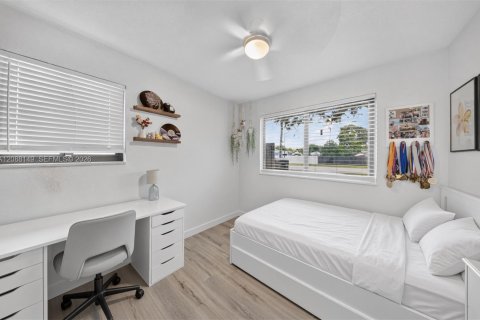 House in Miami, Florida 5 bedrooms, 177.35 sq.m. № 2401377 - photo 16