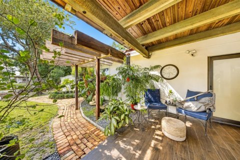 House in Miami, Florida 5 bedrooms, 177.35 sq.m. № 2401377 - photo 25
