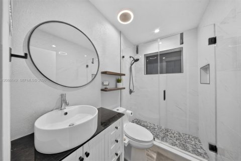 House in Miami, Florida 5 bedrooms, 177.35 sq.m. № 2401377 - photo 19