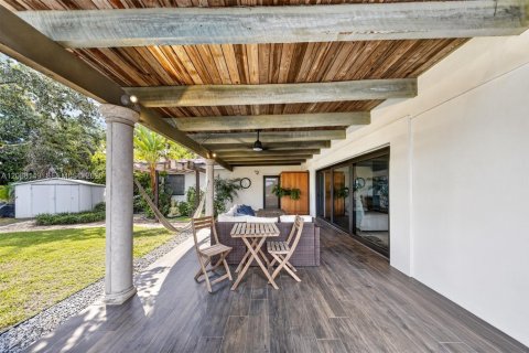House in Miami, Florida 5 bedrooms, 177.35 sq.m. № 2401377 - photo 30