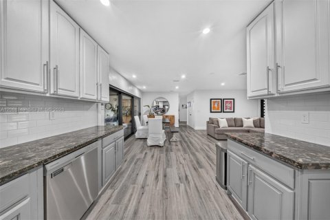 House in Miami, Florida 5 bedrooms, 177.35 sq.m. № 2401377 - photo 11